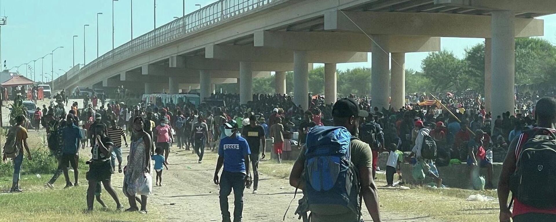 Migrants are seen by the International Bridge between Mexico and the U.S., in Del Rio, Texas, U.S., September 16, 2021, in this picture obtained from social media. Picture taken September 16, 2021 - Sputnik International, 1920, 17.09.2021