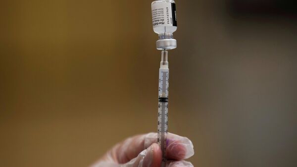A nurse fills a syringe with Pfizer vaccine as mobile vaccination teams begin visiting every Los Angeles Unified middle and high school campus to deliver first and second doses of the coronavirus disease (COVID-19) vaccines in Los Angeles, California, U.S., August 30, 2021. - Sputnik International