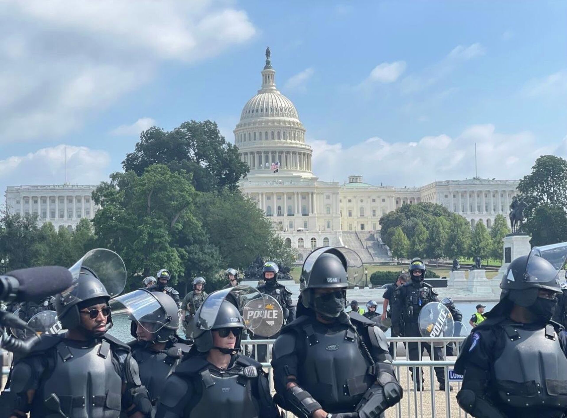 People gathered in DC on September 18 to participate in the Justice for J6 rally in support of people arrested after the January 6 riot - Sputnik International, 1920, 05.01.2022