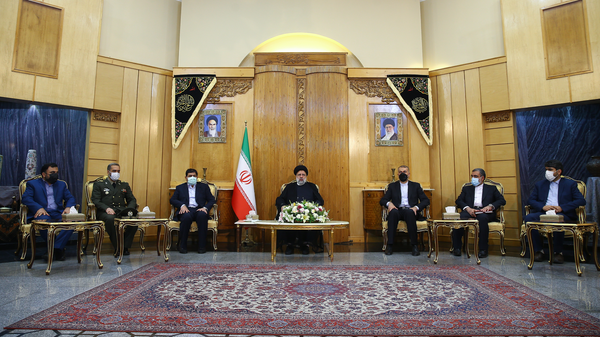 Iranian President Ebrahim Raesi and members of his staff.  - Sputnik International