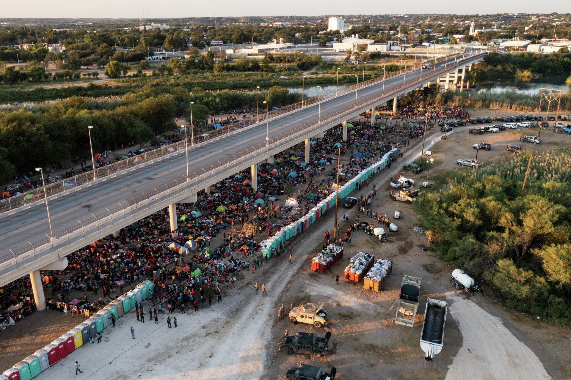 Migrants shelter along the Del Rio International Bridge after crossing the Rio Grande river into the U.S. from Ciudad Acuna in Del Rio, Texas, U.S. September 19, 2021 - Sputnik International, 1920, 19.09.2021