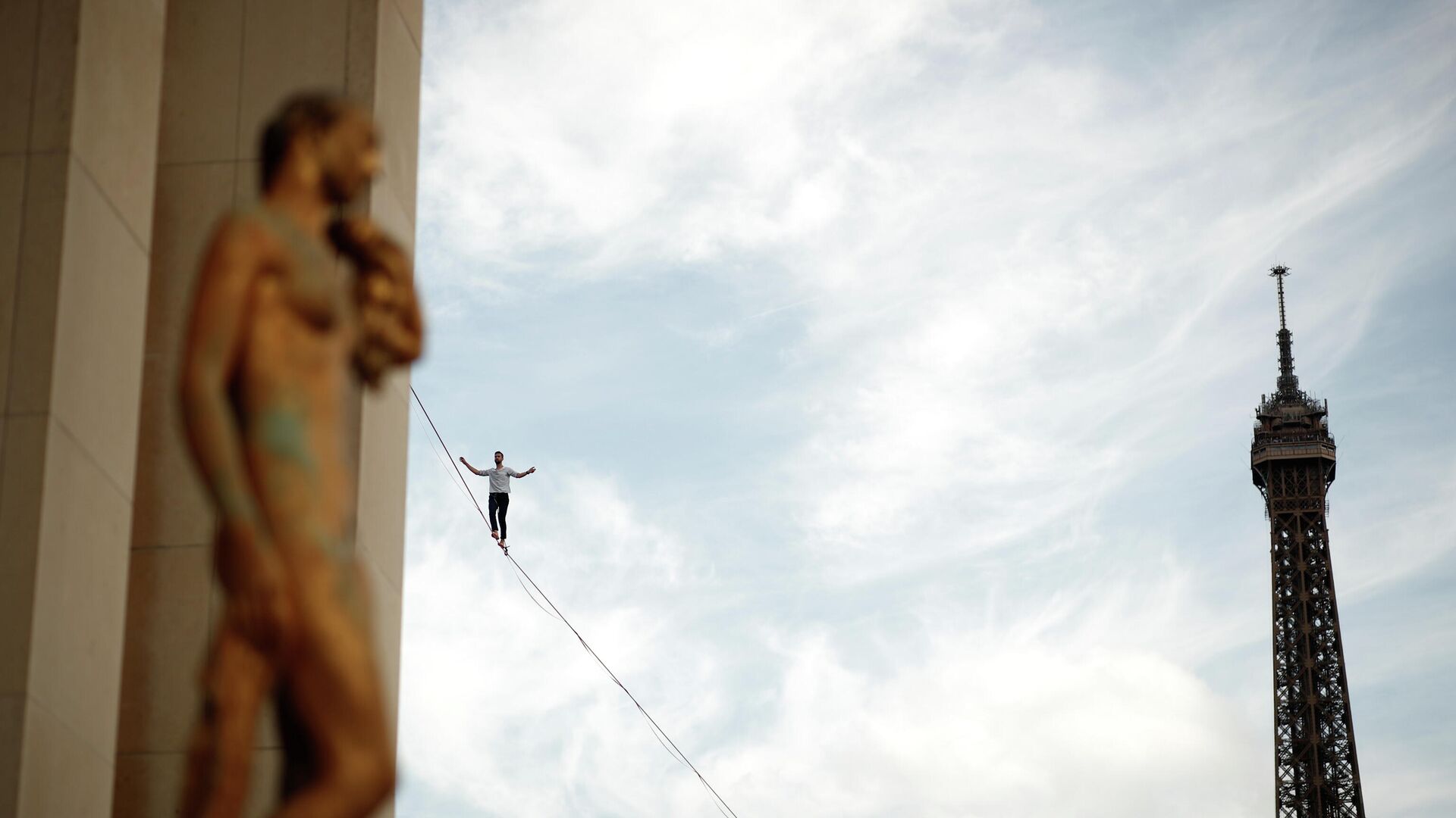 French acrobat Nathan Paulin walks on a slackline between the Eiffel Tower and the Theatre National de Chaillot as part of events around France for National Heritage Day in Paris, France, September 18, 2021 - Sputnik International, 1920, 19.09.2021