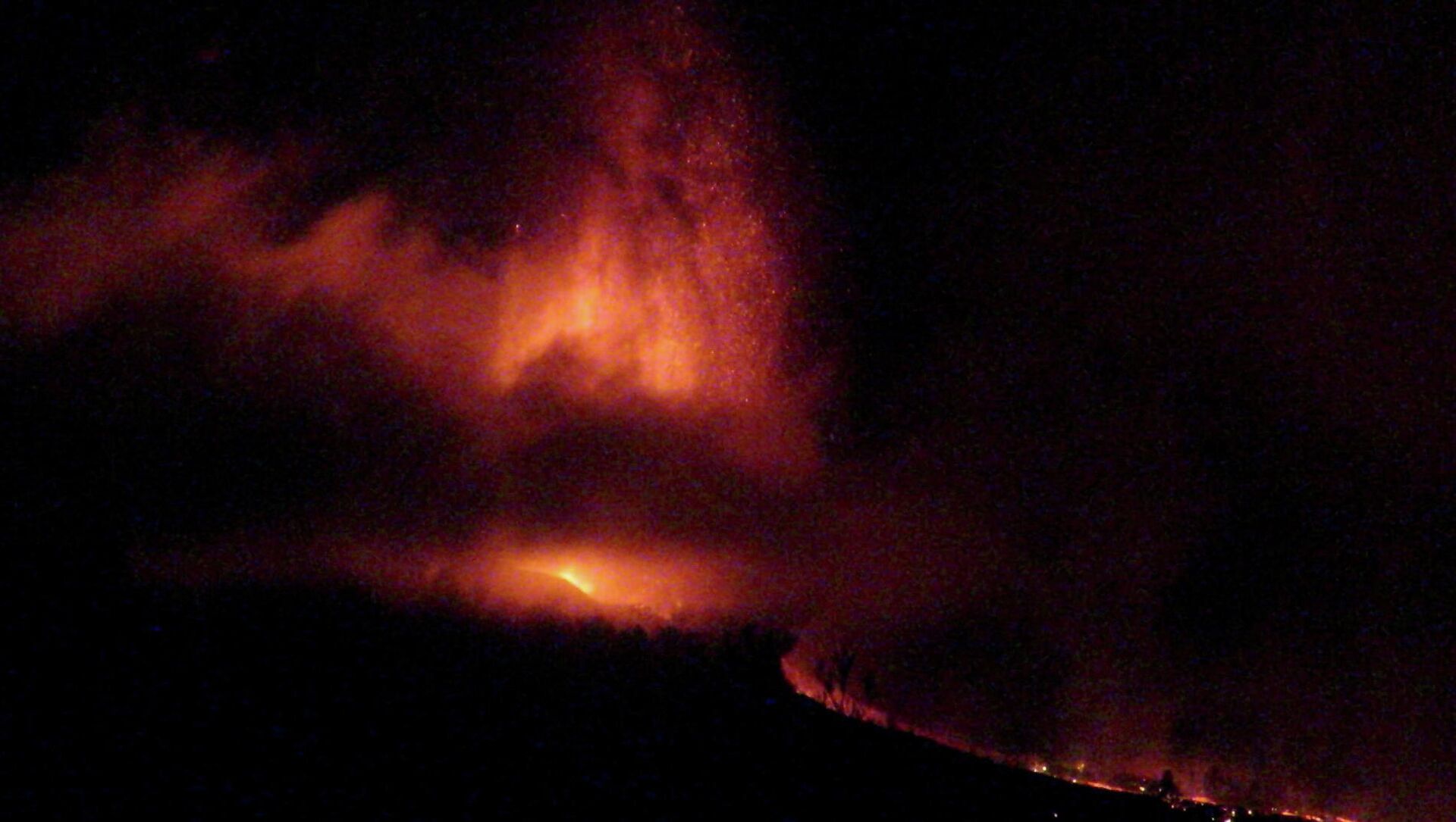 Lava flows down the hill after a volcanic eruption in La Palma, Canary Islands, Spain, September 19, 2021, in this still image from video obtained via social media. - Sputnik International, 1920, 01.10.2021