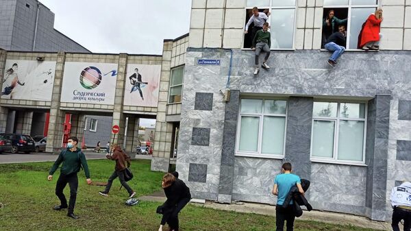 Students jump from windows of Perm State National Research University during a shooting, in Perm, Russia. According to preliminary information some people were killed and others injured during a shooting at the Perm State National Research University - Sputnik International