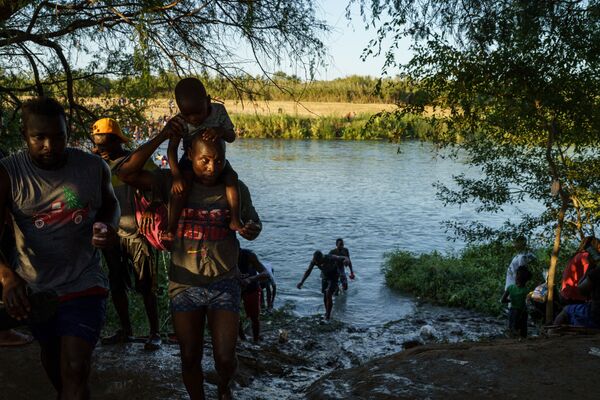 Haitian migrants continue to cross the US-Mexico border on the Rio Grande as seen from Ciudad Acuna, Coahuila state, Mexico on 19 September 2021.  - Sputnik International