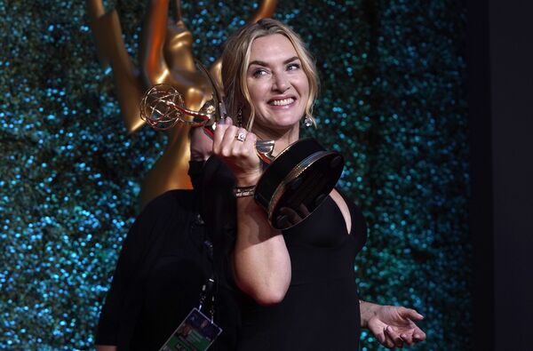 Kate Winslet, winner of the award for Outstanding Lead Actress in a Limited or Anthology Series or Movie for &#x27;Mare of Easttown&#x27; poses at the 73rd Primetime Emmy Awards. - Sputnik International