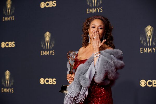 Actress Debbie Allen poses for a picture with the 2021 Governor&#x27;s Award at the 73rd Primetime Emmy Awards. - Sputnik International