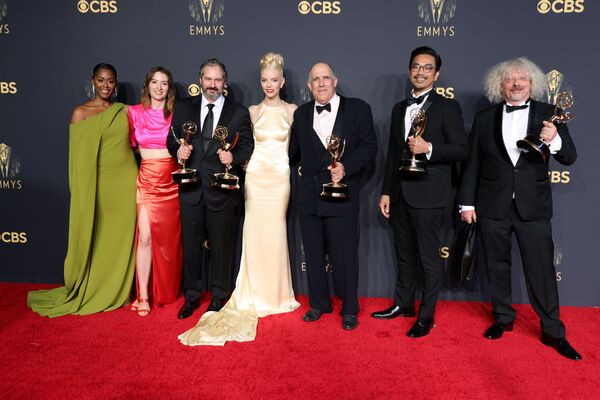(L-R) Moses Ingram, Marielle Heller, Scott Frank, Anya Taylor-Joy, William Horberg, Mick Aniceto, and Marcus Loges, winners of the Outstanding Limited Or Anthology Series award for ‘The Queen&#x27;s Gambit&#x27;, pose in the press room. - Sputnik International