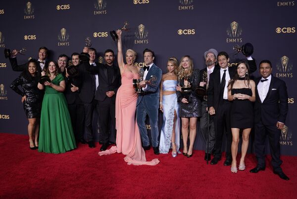 Brett Goldstein, Hannah Waddingham, Jason Sudeikis, Juno Temple and the cast and crew from &#x27;Ted Lasso&#x27; pose with their awards for Outstanding Supporting Actor in a Comedy Series, Outstanding Supporting Actress in a Comedy Series, Outstanding Lead Actor in a Comedy Series and Outstanding Comedy Series at the 73rd Primetime Emmy Awards. - Sputnik International