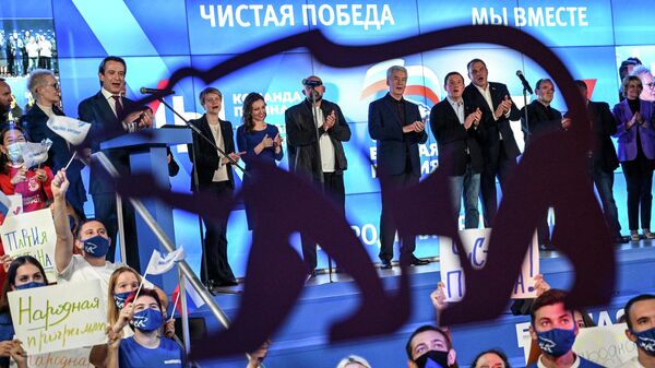 Members of the United Russia political party applaud at the party's public support headquarters after the parliamentary elections, in Moscow, Russia - Sputnik International