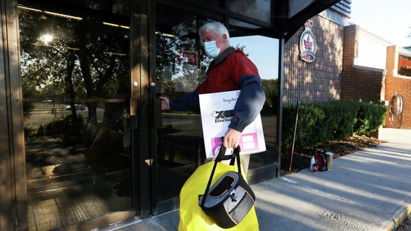 Deputy Returning Officer Brian Benn walks outside a polling station during Canada's federal election, in Kingston, Ontario, Canada September 20, 2021 - Sputnik International