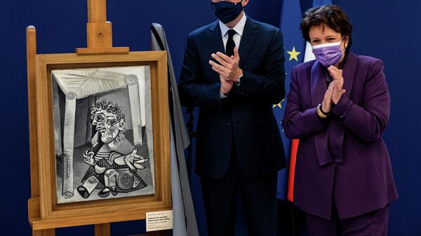 French Economy and Finance Minister Bruno Le Maire and Culture Minister Roselyne Bachelot applaud after unveiling the painting Enfant a la sucette assis sous une chaise, 1938 by Spanish painter Pablo Picasso at the Picasso Museum in Paris, France, September 20, 2021.  - Sputnik International