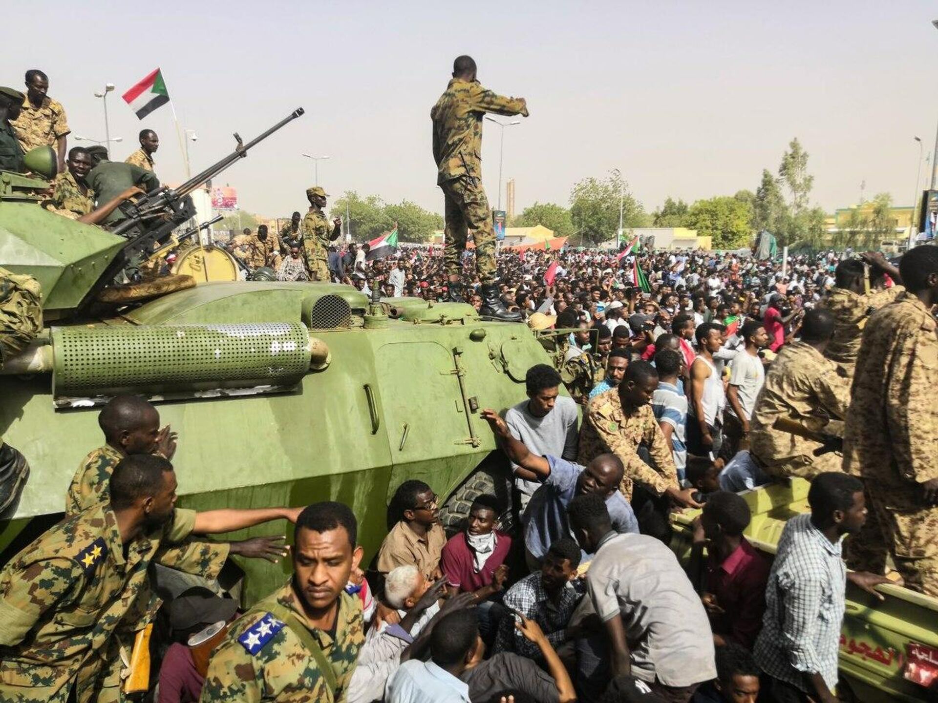 Sudanese soldeirs stand guard around armoured military vehicles as demonstrators continue their protest against the regime near the army headquarters in the Sudanese capital Khartoum (File) - Sputnik International, 1920, 21.09.2021