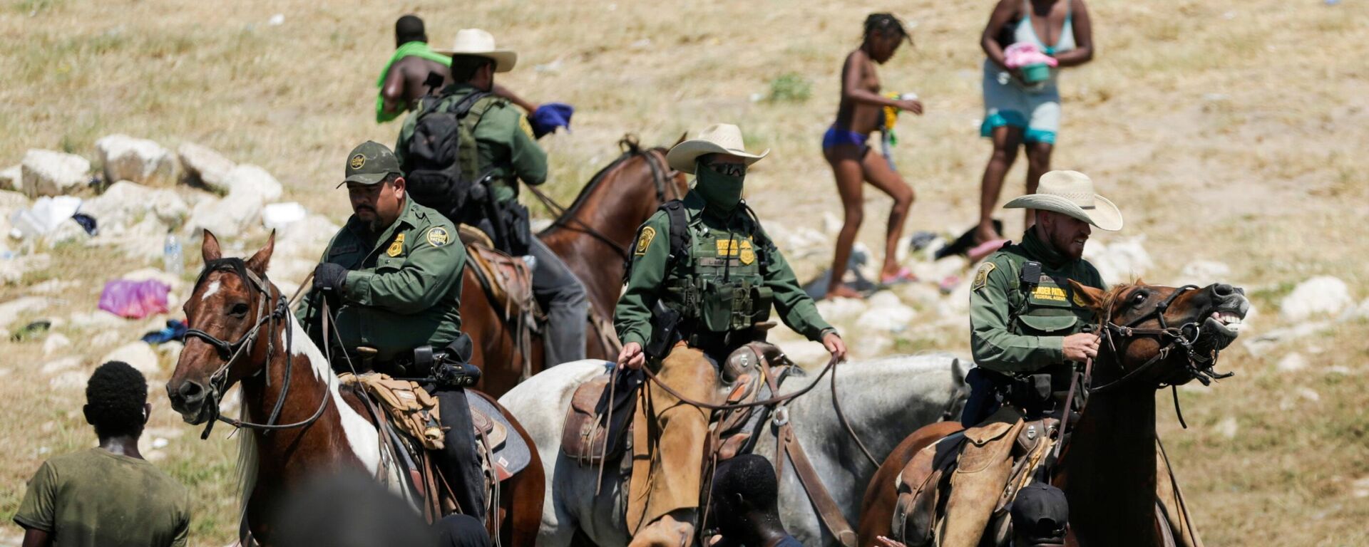 U.S. law enforcement officers on horseback block the way to migrants reaching the shores of the Rio Grande as they try to return to the United States after buying food in Mexico, as seen from Ciudad Acuna, Mexico September 19, 2021. Picture taken September 19, 2021 - Sputnik International, 1920, 20.09.2021