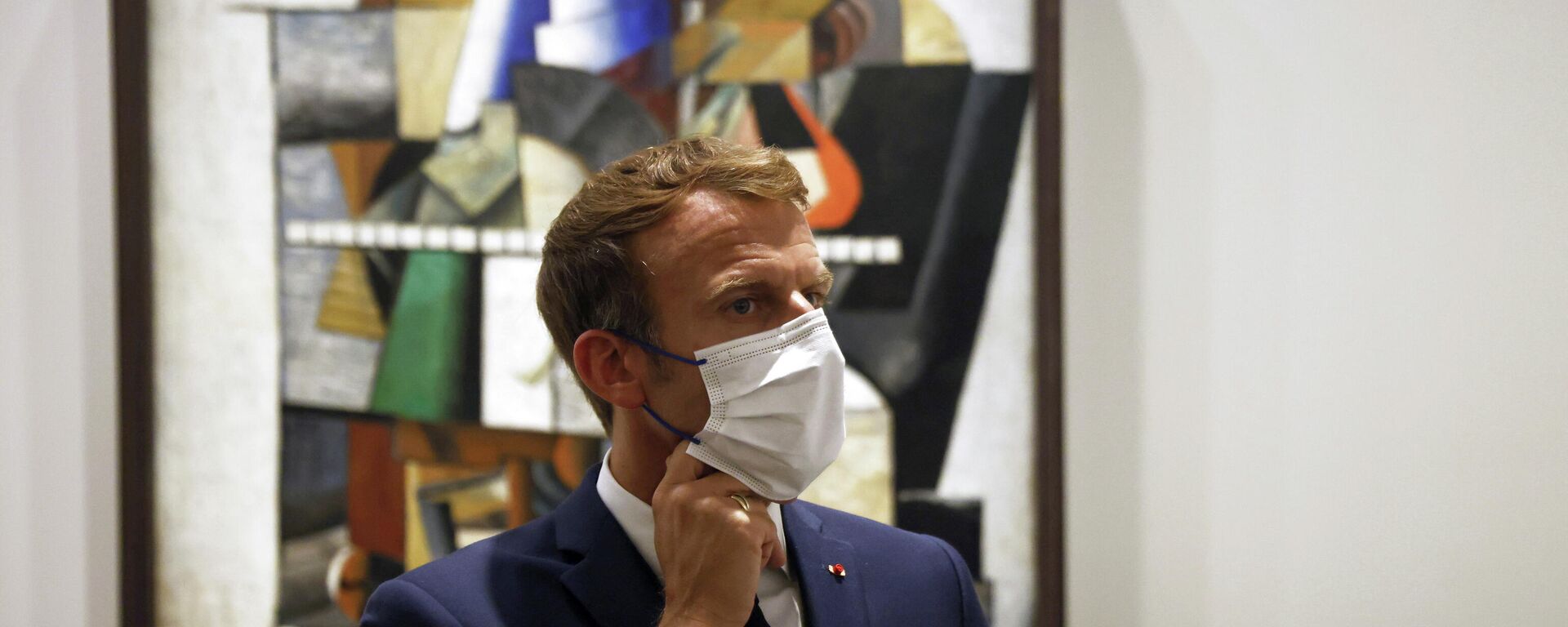 French President Emmanuel Macron visits the exhibition 'The Morozov Collection, Icons of Modern Art' at Foundation Louis Vuitton in Paris, France, September 21, 2021. - Sputnik International, 1920, 21.09.2021