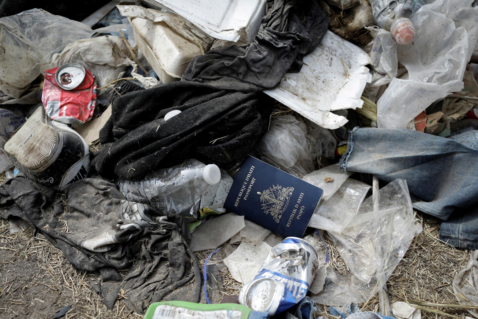 A Haitian passport is seen in a pile of trash near the International Bridge between Mexico and the U.S., where migrants seeking asylum in the U.S. are waiting to be processed, in Del Rio, Texas, U.S., September 21, 2021 - Sputnik International, 1920, 21.09.2021