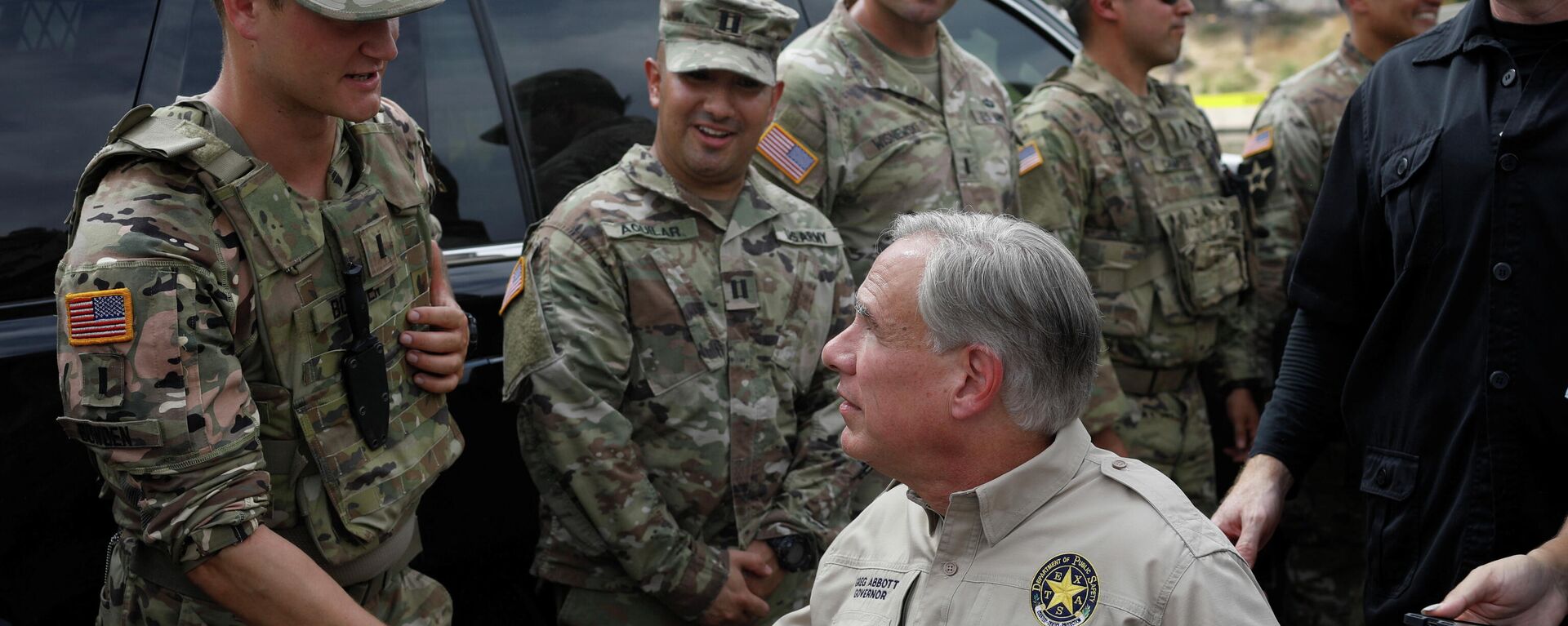 Texas Governor Gregg Abbott shakes hands with a U.S. Soldier after a news conference near the International Bridge between Mexico and the U.S., where migrants seeking asylum in the U.S. are waiting to be processed, in Del Rio, Texas, U.S., September 21, 2021 - Sputnik International, 1920, 21.09.2021