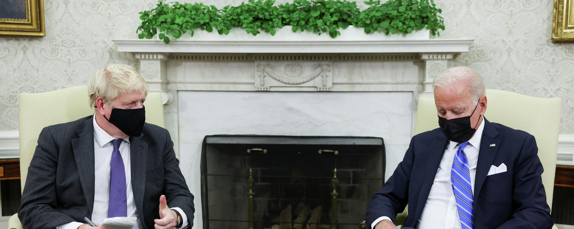 U.S. President Joe Biden and British Prime Minister Boris Johnson hold a bilateral meeting in the Oval Office at the White House in Washington, U.S., September 21, 2021. - Sputnik International, 1920, 22.09.2021