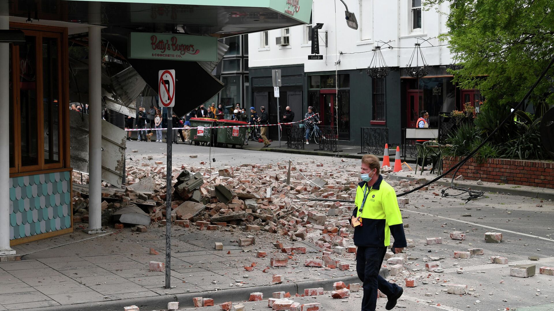 A person walks past damage to the exterior of a restaurant following an earthquake in the Windsor suburb of Melbourne, Australia, September 22, 2021 - Sputnik International, 1920, 22.09.2021