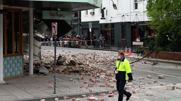 A person walks past damage to the exterior of a restaurant following an earthquake in the Windsor suburb of Melbourne, Australia, September 22, 2021 - Sputnik International