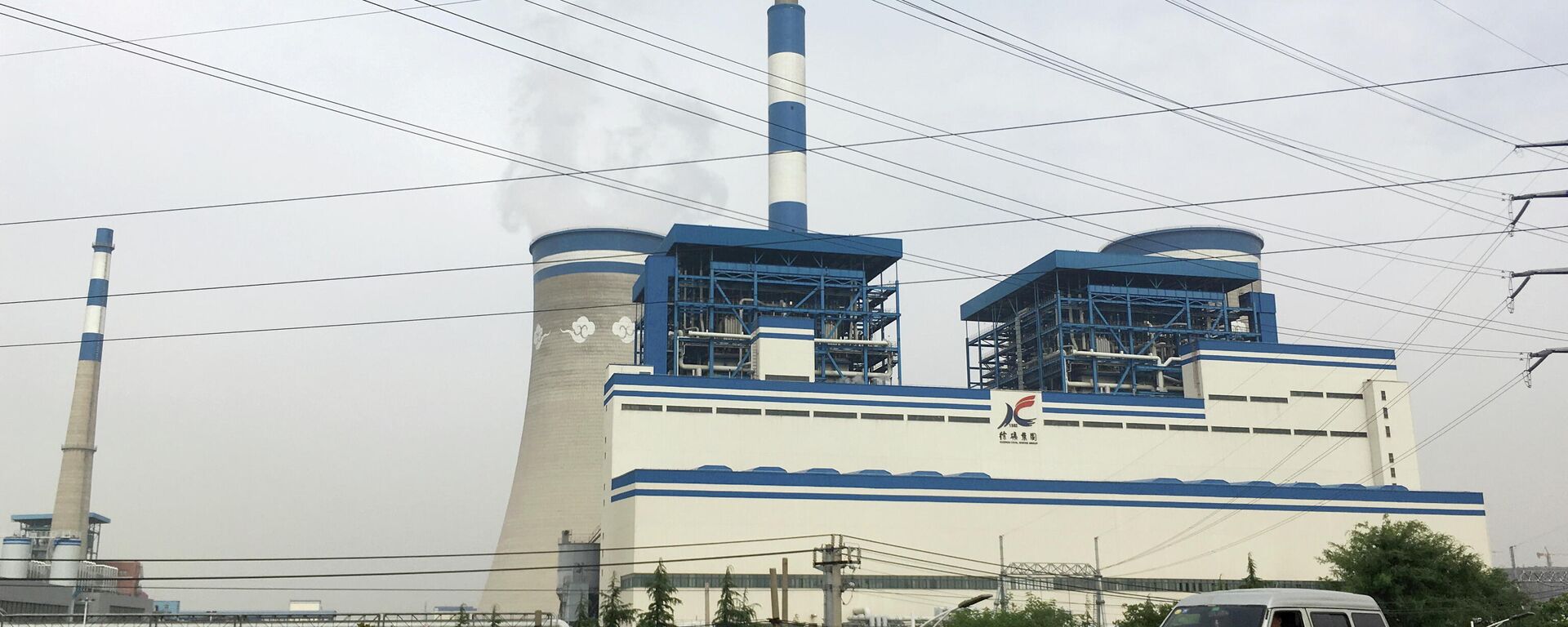 A van travels past a coal-fired power plant of Xuzhou Coal Mining Group in Xuzhou, Jiangsu province, China May 29, 2018 - Sputnik International, 1920, 22.09.2021