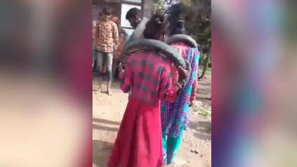 Madhya Pradesh: Man, woman who eloped forced to dance with tyres around their necks 
 - Sputnik International