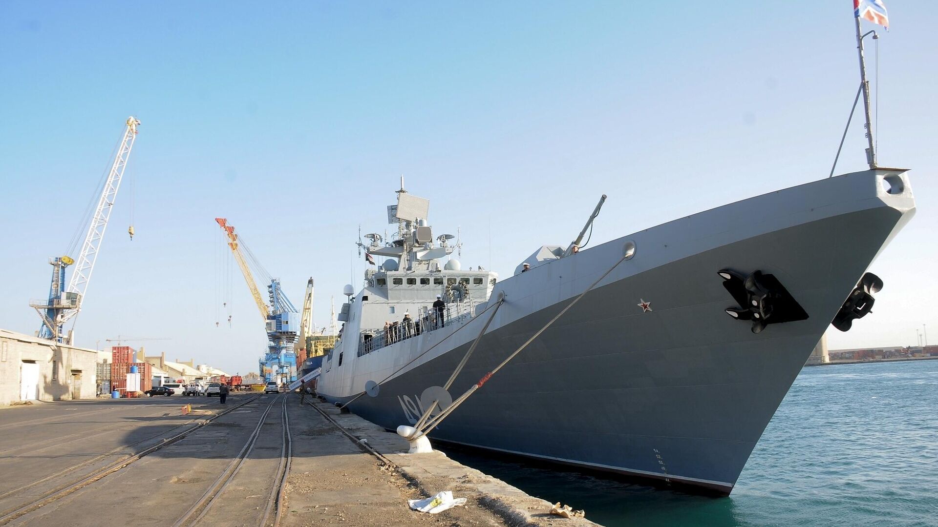 A view shows Russian frigate Admiral Grigorovich moored at the Sudanese port. Russian President Vladimir Putin in November approved the creation of a Russian naval facility in Sudan capable of mooring nuclear-powered surface vessels. In December, Russia announced signing a 25-year agreement to build a naval base in Port Sudan - Sputnik International, 1920, 22.09.2021