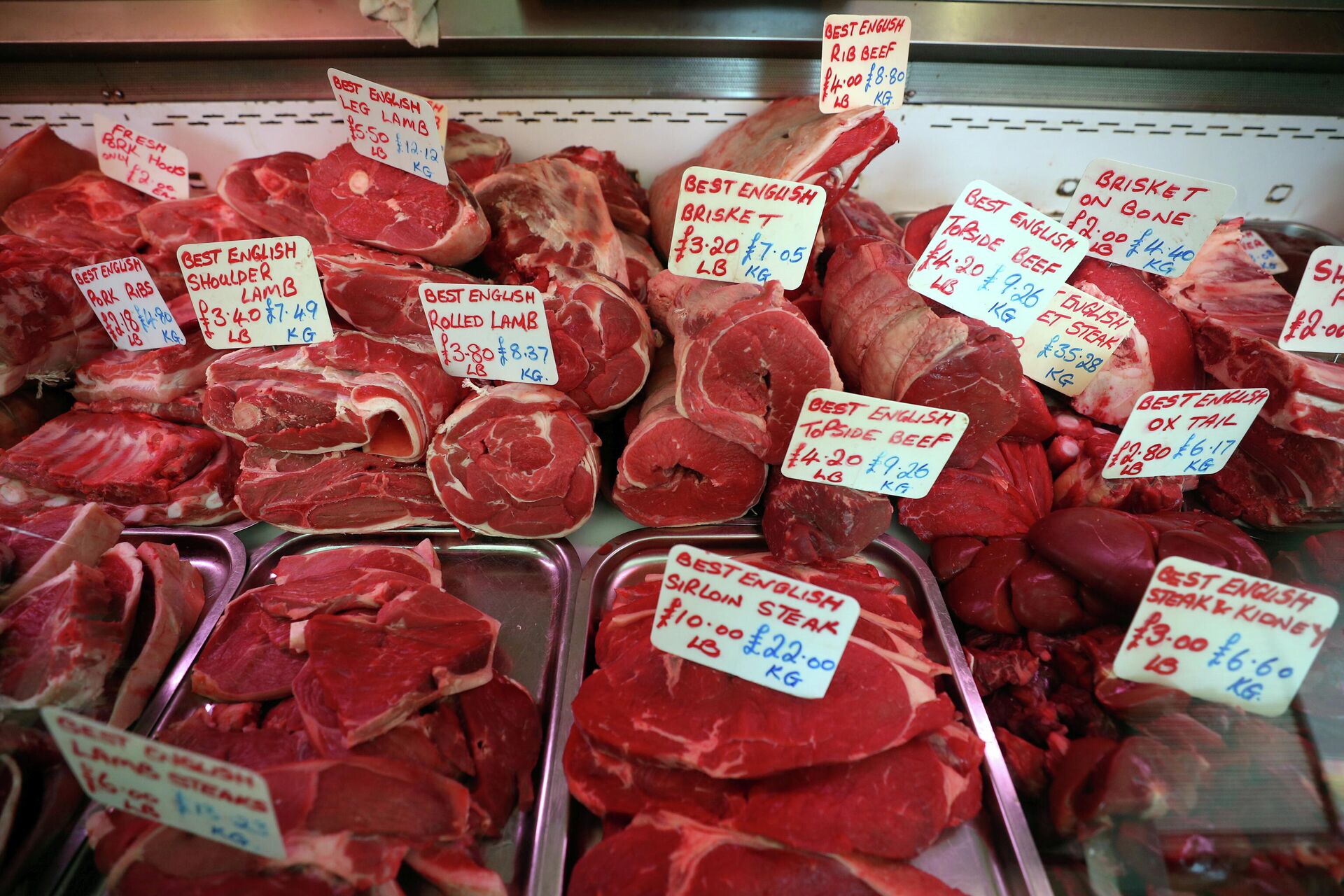 Fresh meat is displayed for sale in a butchers meat counter in Great Yarmouth, Britain, March 21, 2018 - Sputnik International, 1920, 22.09.2021