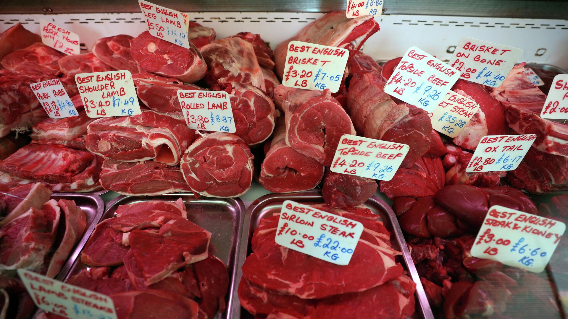 Fresh meat is displayed for sale in a butchers meat counter in Great Yarmouth, Britain, March 21, 2018 - Sputnik International, 1920, 12.10.2021