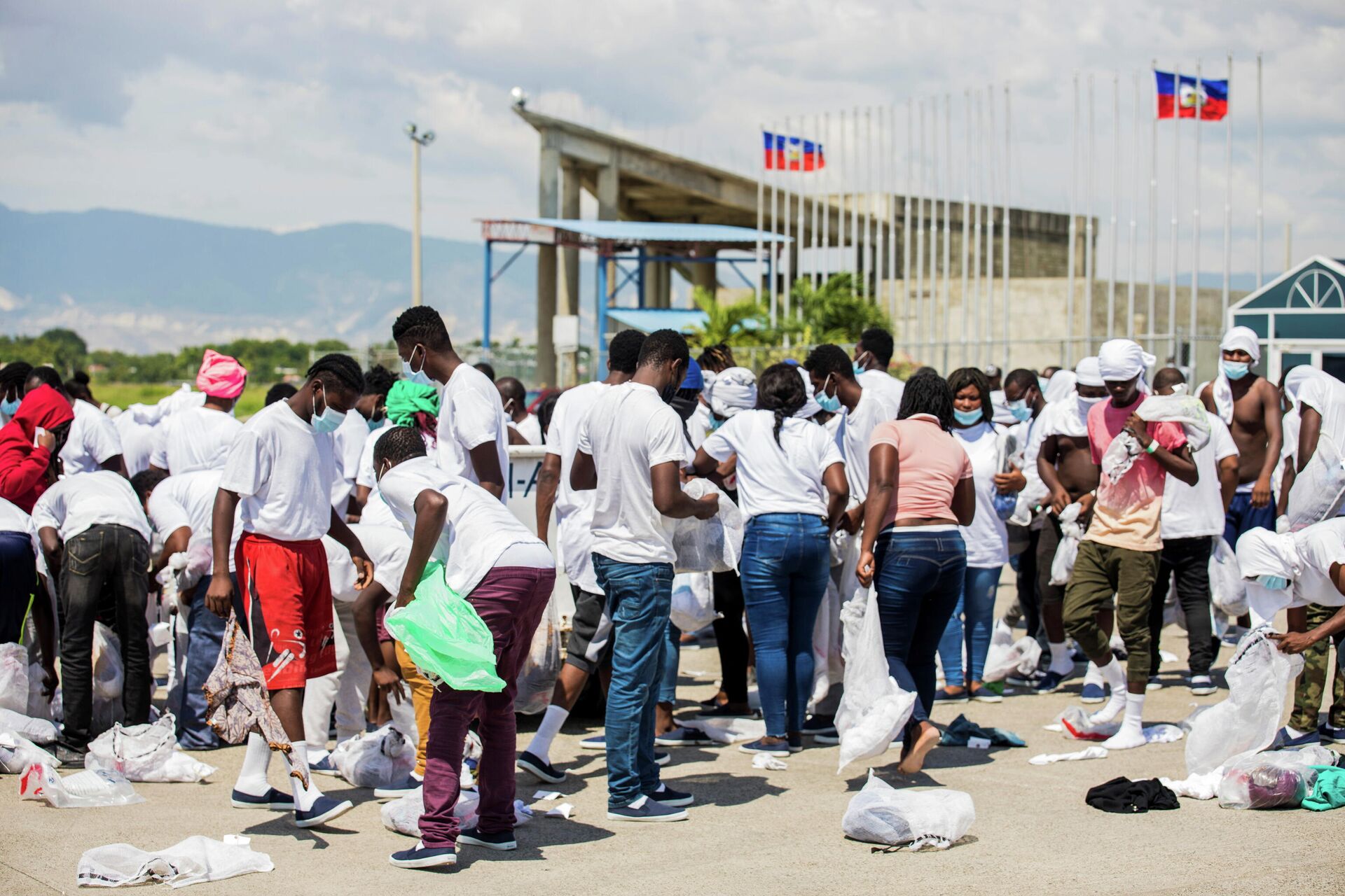Haitian migrants collect their belongings after U.S. authorities flew them out of a Texas border city after crossing the Rio Grande river from Mexico, at Toussaint Louverture International Airport in Port-au-Prince, Haiti September 21, 2021 - Sputnik International, 1920, 22.09.2021
