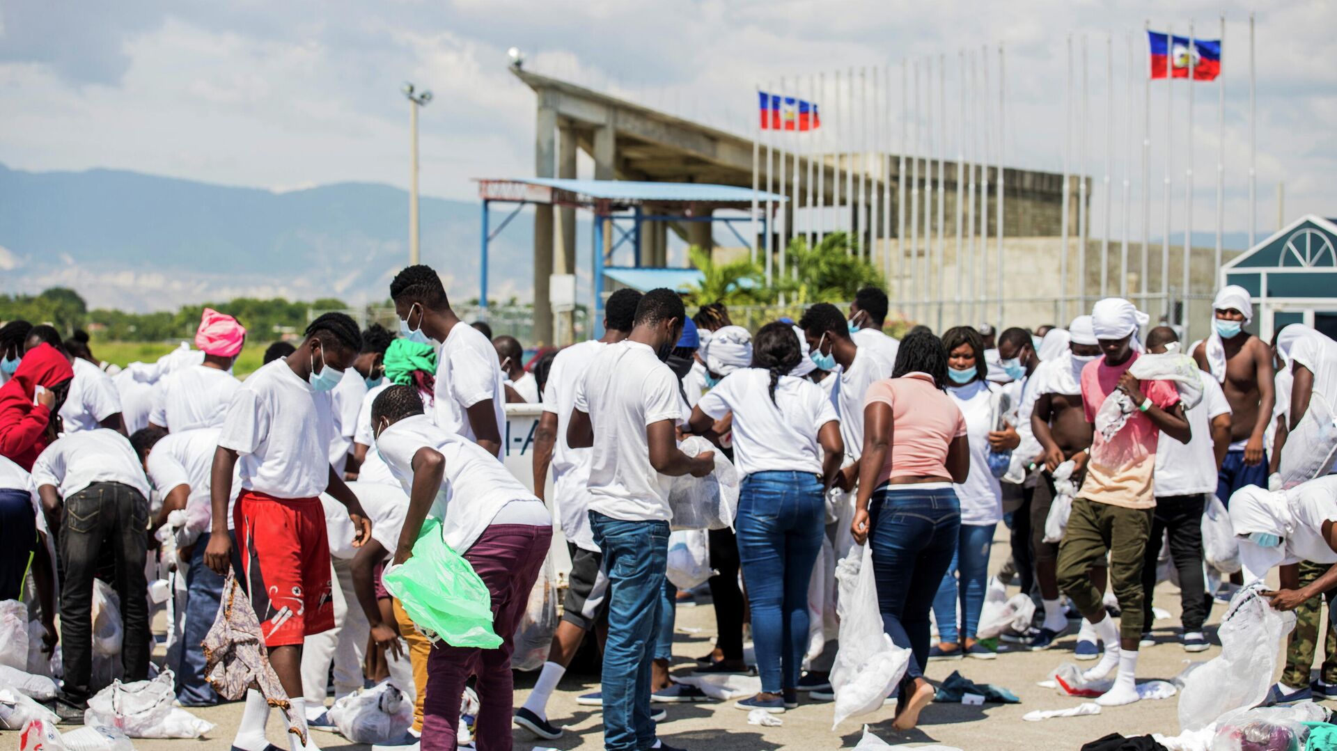 Haitian migrants collect their belongings after U.S. authorities flew them out of a Texas border city after crossing the Rio Grande river from Mexico, at Toussaint Louverture International Airport in Port-au-Prince, Haiti September 21, 2021 - Sputnik International, 1920, 30.09.2021