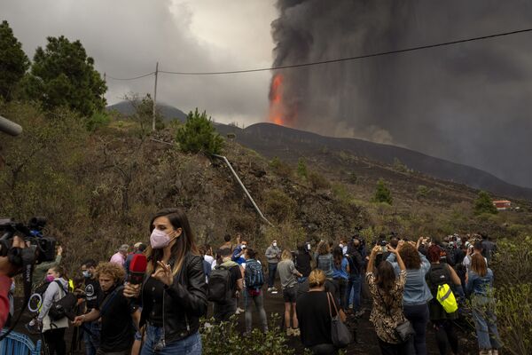 Journalists report at the area during a media tour near the volcano on the island of La Palma in the Canaries, on 22 September, 2021. A volcano on a small Spanish island in the Atlantic Ocean erupted on 19 September, forcing the evacuation of thousands of people. Experts say the volcanic eruption and its aftermath on a Spanish island could last for up to 84 days. The Canary Island Volcanology Institute said on 22 September it based its calculation on the length of previous eruptions on the archipelago. - Sputnik International
