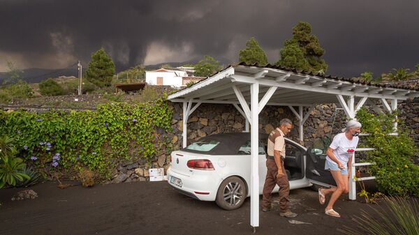 Местные жители покидают свои дома во время извержения вулкана на острове Ла-Пальма, в Лос-Льянос-де-Аридане, Испания - Sputnik International
