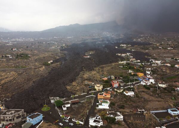 Smoke rises from an erupting volcano in the Cumbre Vieja national park at Los Llanos de Aridane, on the Canary Island of La Palma. - Sputnik International