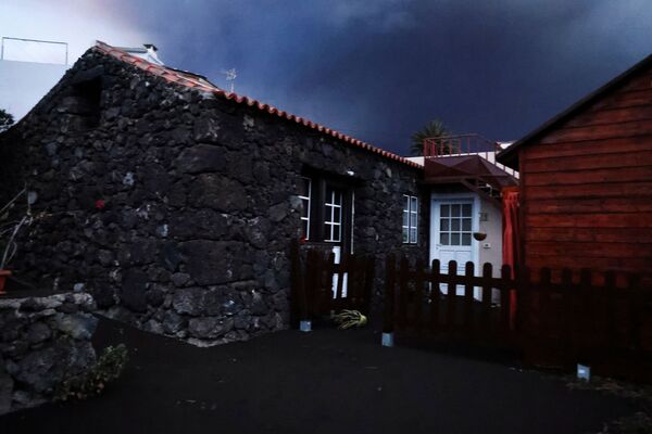 A house is covered in ash after the eruption of a volcano in Todoque, on the Canary Island of La Palma. - Sputnik International
