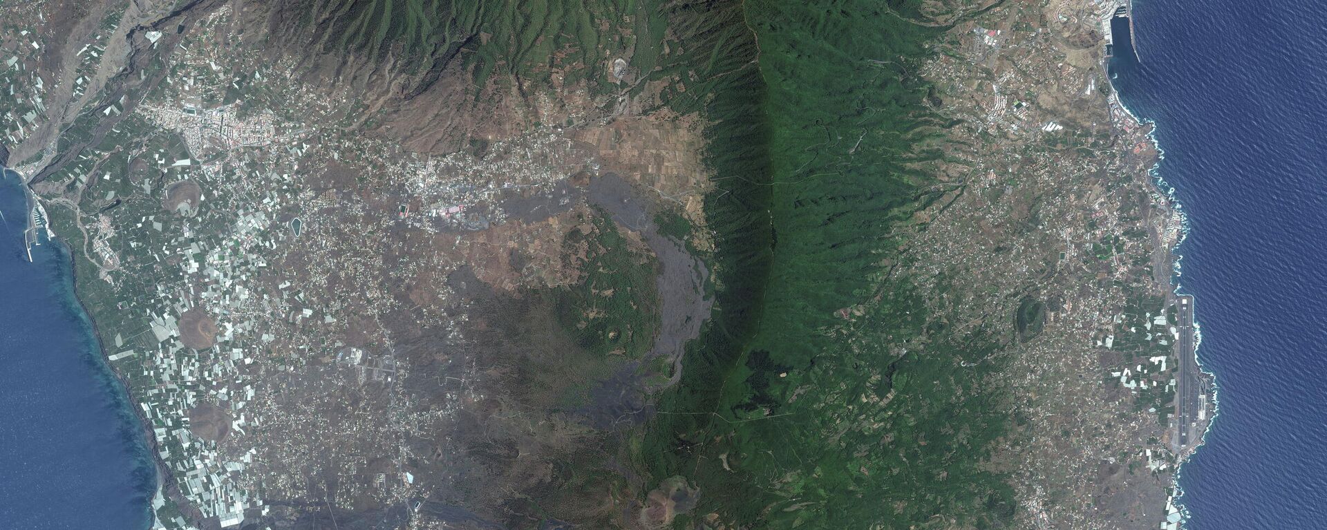 A satellite image shows the overview of Cumbre Vieja volcano on the island of La Palma, Spain on September 17, 2021 before the eruptions of the volcano. - Sputnik International, 1920, 23.09.2021