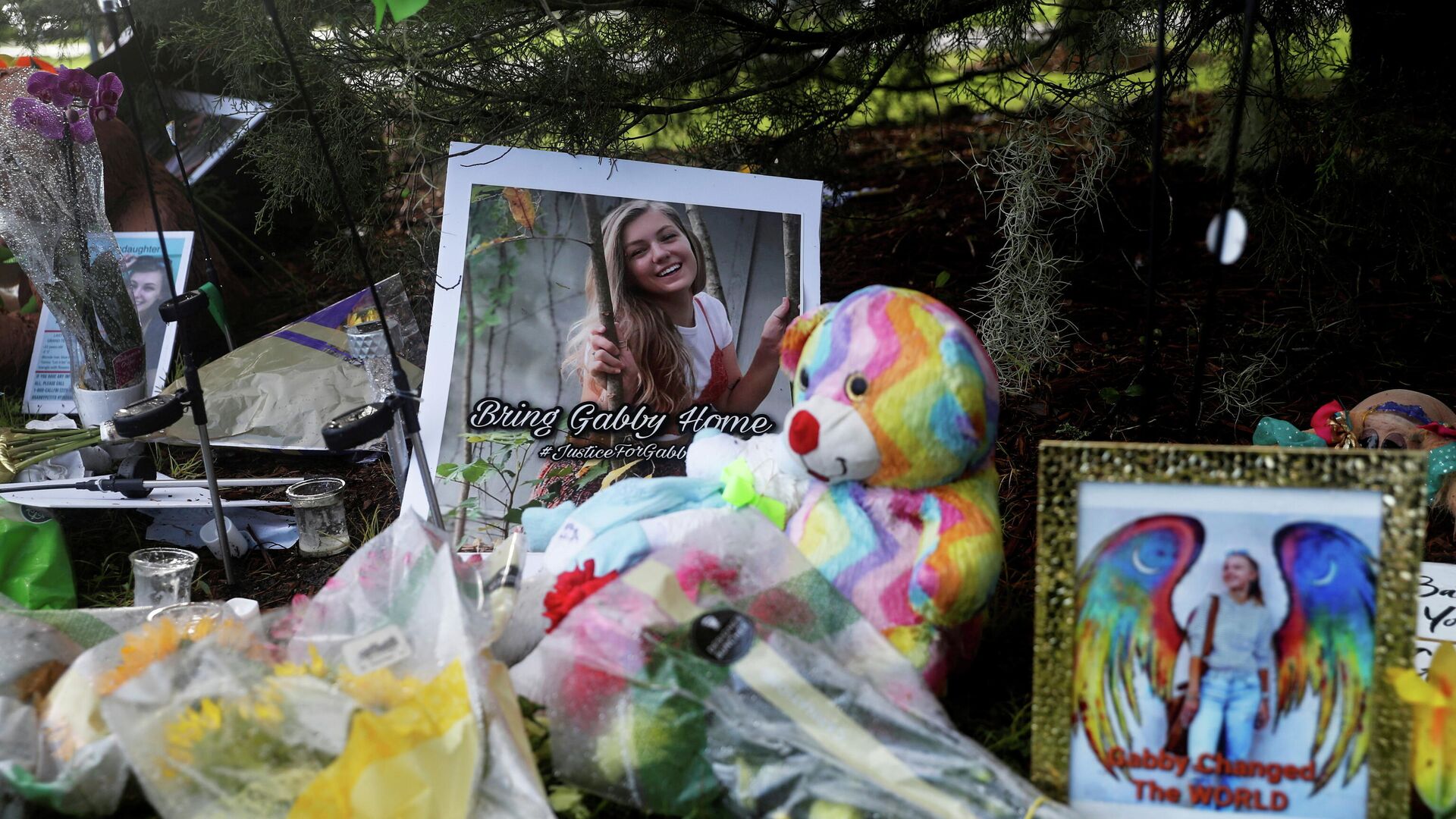 A makeshift memorial for Gabby Petito is seen, after a woman's body found in a Wyoming national park was identified as that of the missing 22-year-old travel blogger, near North Port City Hall in North Port, Florida, U.S., September 22, 2021 - Sputnik International, 1920, 12.10.2021