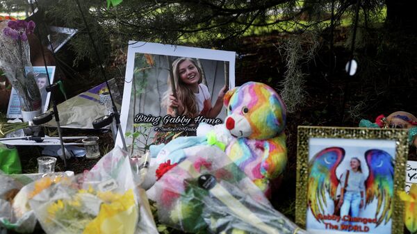 A makeshift memorial for Gabby Petito is seen, after a woman's body found in a Wyoming national park was identified as that of the missing 22-year-old travel blogger, near North Port City Hall in North Port, Florida, U.S., September 22, 2021 - Sputnik International