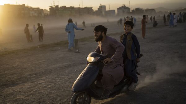 Афганцы катаются на скутере в парке Чаман-э-Хозари в Кабуле - Sputnik International