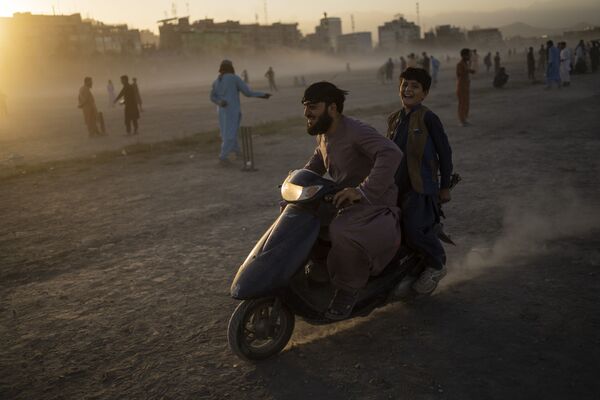 Afghans ride a scooter at the Chaman-e-Hozori park in Kabul, Afghanistan on 17 September 2021. - Sputnik International