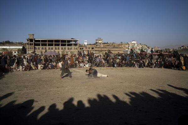 Afghans watch a traditional wrestling match at the Chaman-e-Hozori park in Kabul, Afghanistan, on 17 September 2021. - Sputnik International