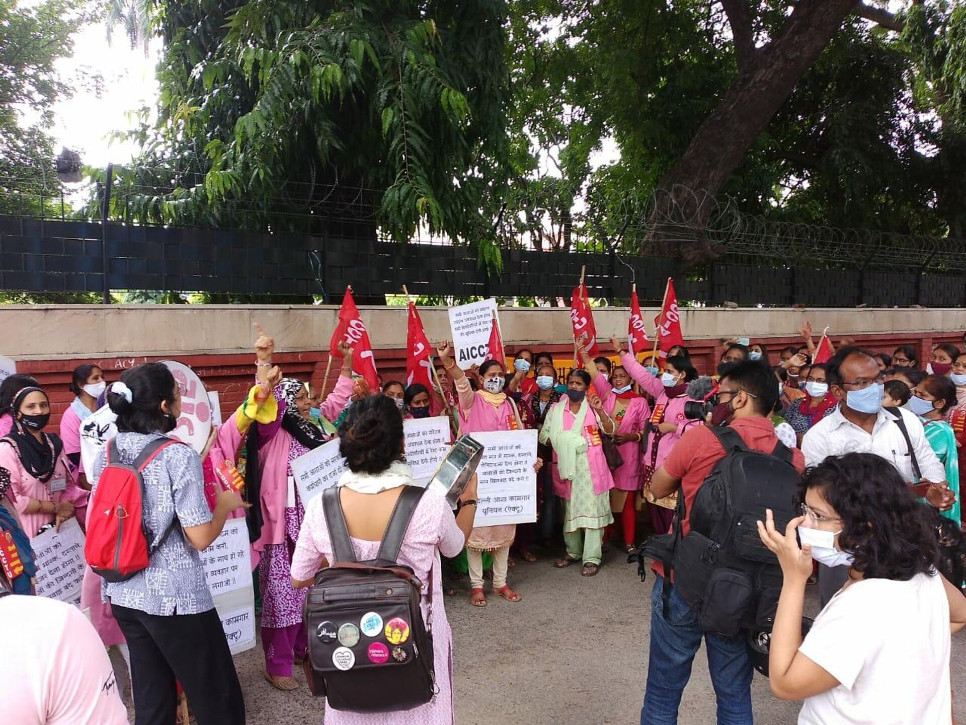 Several ASHA workers representing Dilli ASHA Kamgar Union protesting at New Delhi

 - Sputnik International, 1920, 24.09.2021