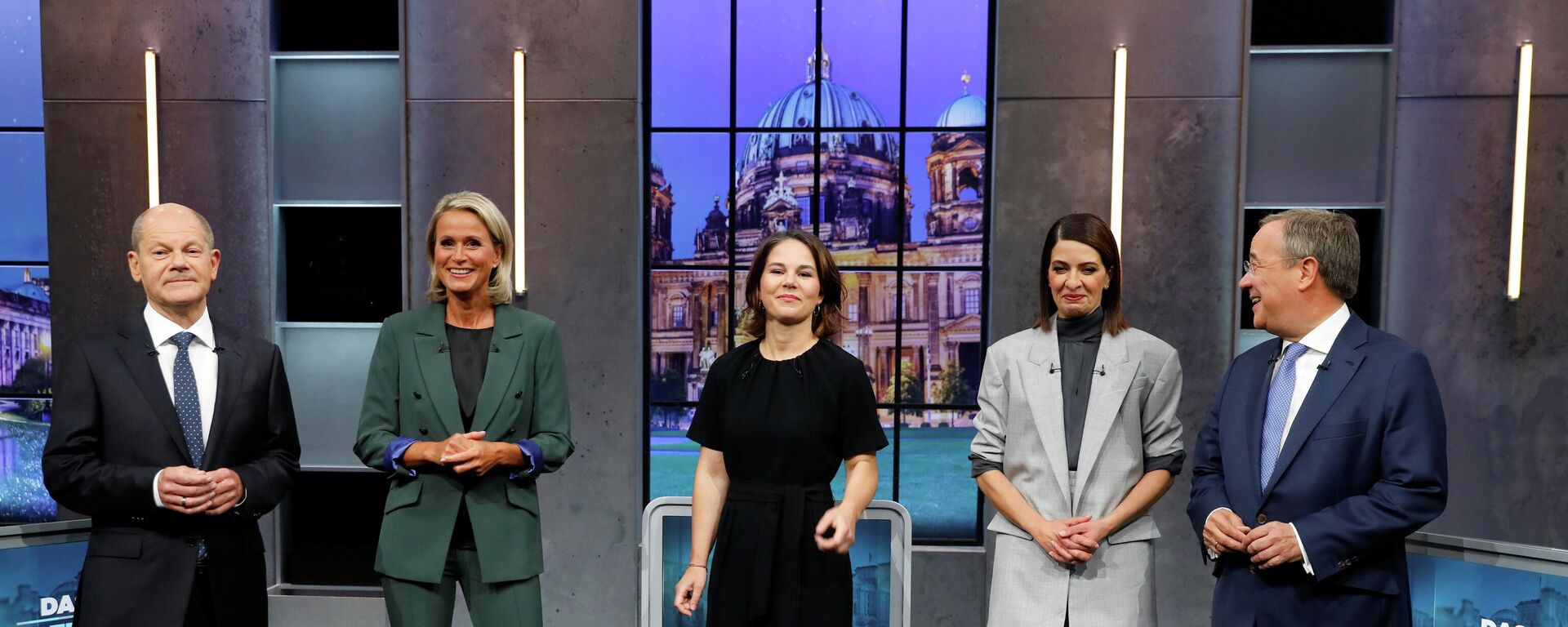 Candidates for the Federal elections Armin Laschet, CDU, Olaf Scholz, SPD and Annalena Baerbock, Greens pose with Linda Zervakis and Claudia von Brauchitsch for a photo, ahead of a TV talk show, in Berlin, Germany, September 19, 2021. REUTERS/Michele Tantussi - Sputnik International, 1920, 24.09.2021