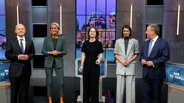 Candidates for the Federal elections Armin Laschet, CDU, Olaf Scholz, SPD and Annalena Baerbock, Greens pose with Linda Zervakis and Claudia von Brauchitsch for a photo, ahead of a TV talk show, in Berlin, Germany, September 19, 2021. REUTERS/Michele Tantussi - Sputnik International