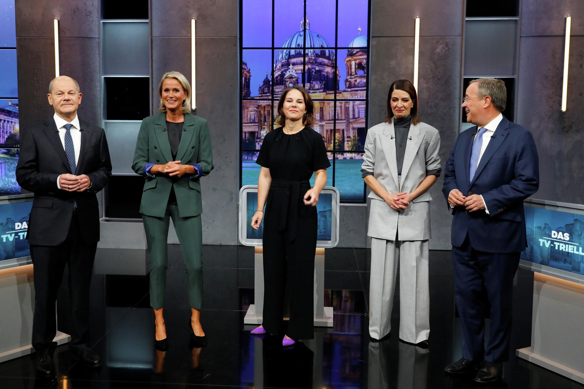 Candidates for the Federal elections Armin Laschet, CDU, Olaf Scholz, SPD and Annalena Baerbock, Greens pose with Linda Zervakis and Claudia von Brauchitsch for a photo, ahead of a TV talk show, in Berlin, Germany, September 19, 2021. REUTERS/Michele Tantussi - Sputnik International, 1920, 27.09.2021
