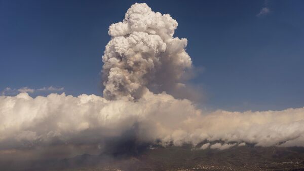 Lava flows around houses following the eruption of a volcano on the Island of La Palma - Sputnik International