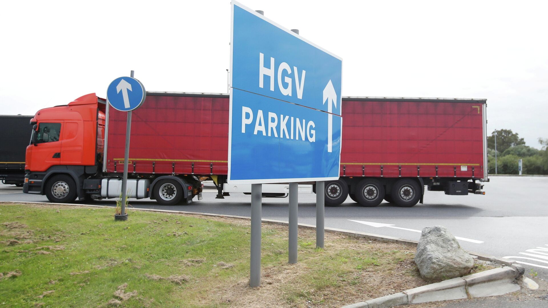 Lorries are seen at an HGV parking, at Cobham services on the M25 motorway, Cobham, Britain, August 31, 2021 - Sputnik International, 1920, 02.10.2021