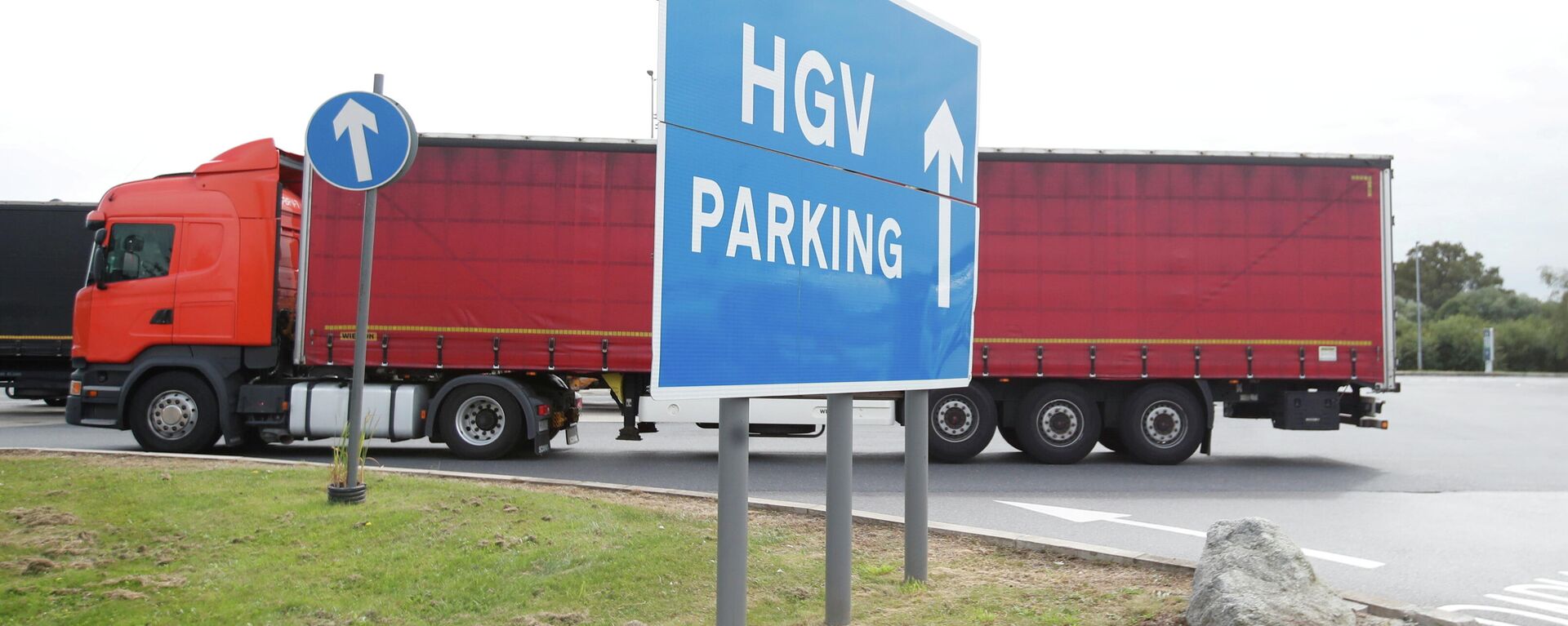 Lorries are seen at an HGV parking, at Cobham services on the M25 motorway, Cobham, Britain, August 31, 2021 - Sputnik International, 1920, 25.09.2021