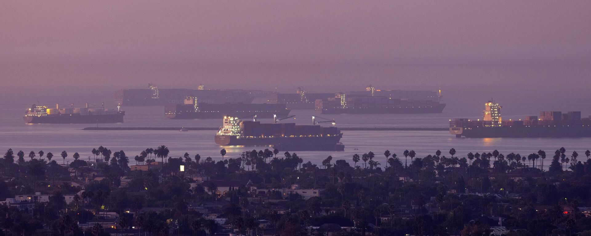 A record number of cargo container ships wait to unload due to the  jammed ports of Los Angeles and Long Beach near Long Beach, California, U.S., September 22, 2021. REUTERS/Mike Blake - Sputnik International, 1920, 25.09.2021