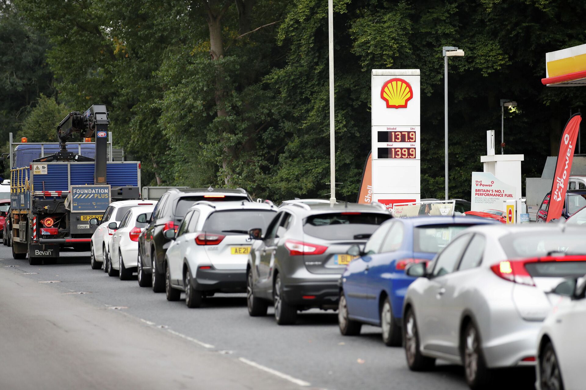 Vehicles queue to refill outside a Shell fuel station in Redbourn, Britain, September 25, 2021. REUTERS/Peter Cziborra - Sputnik International, 1920, 28.09.2021